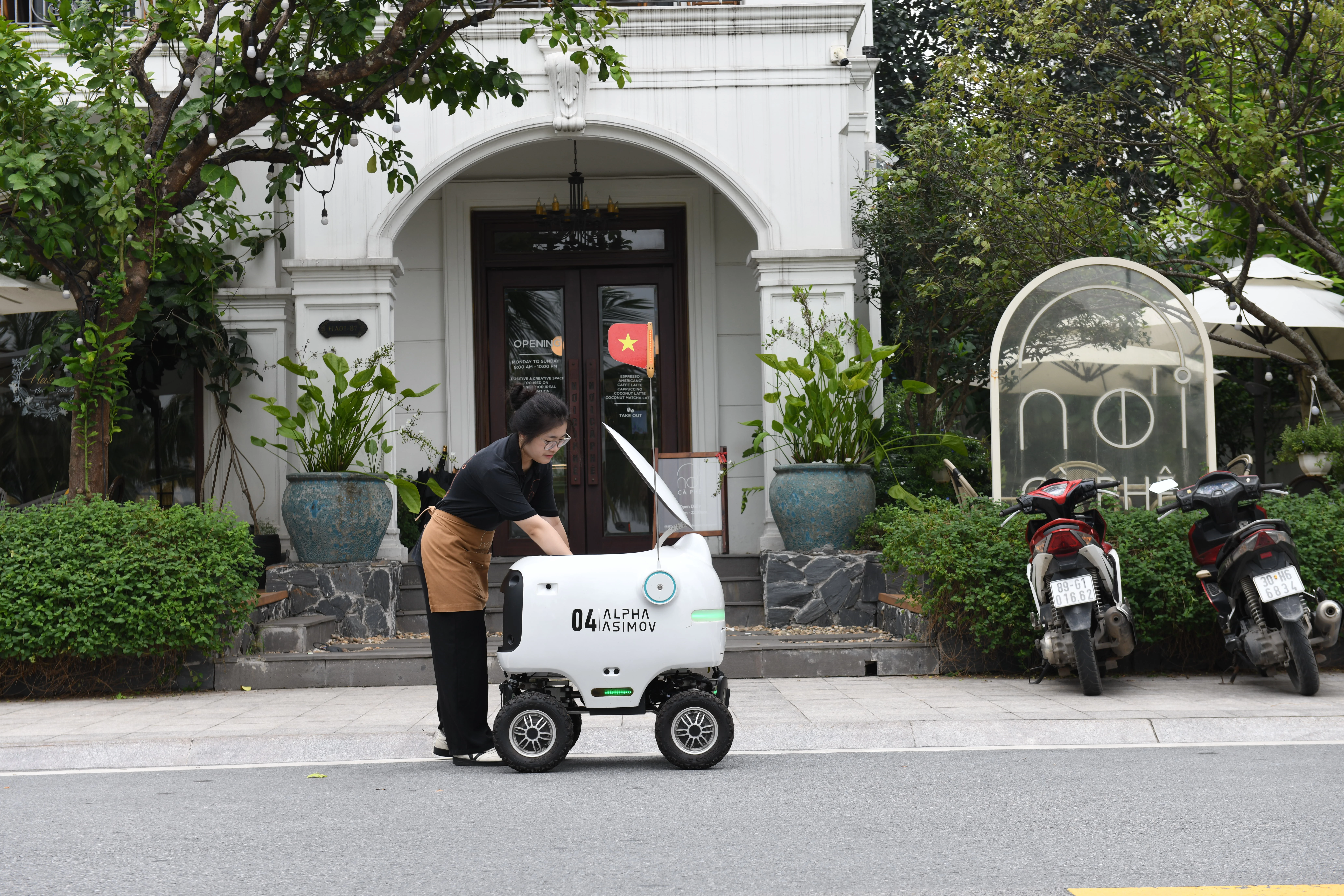 Robot nhận hàng tại cửa hàng