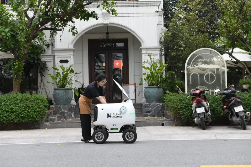 Robot nhận hàng tại cửa hàng